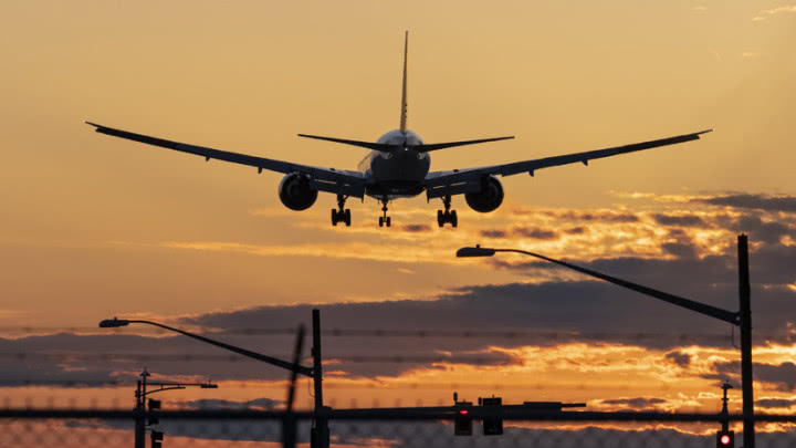 俄客机泰国途中紧急降落，考验人性的航空之旅