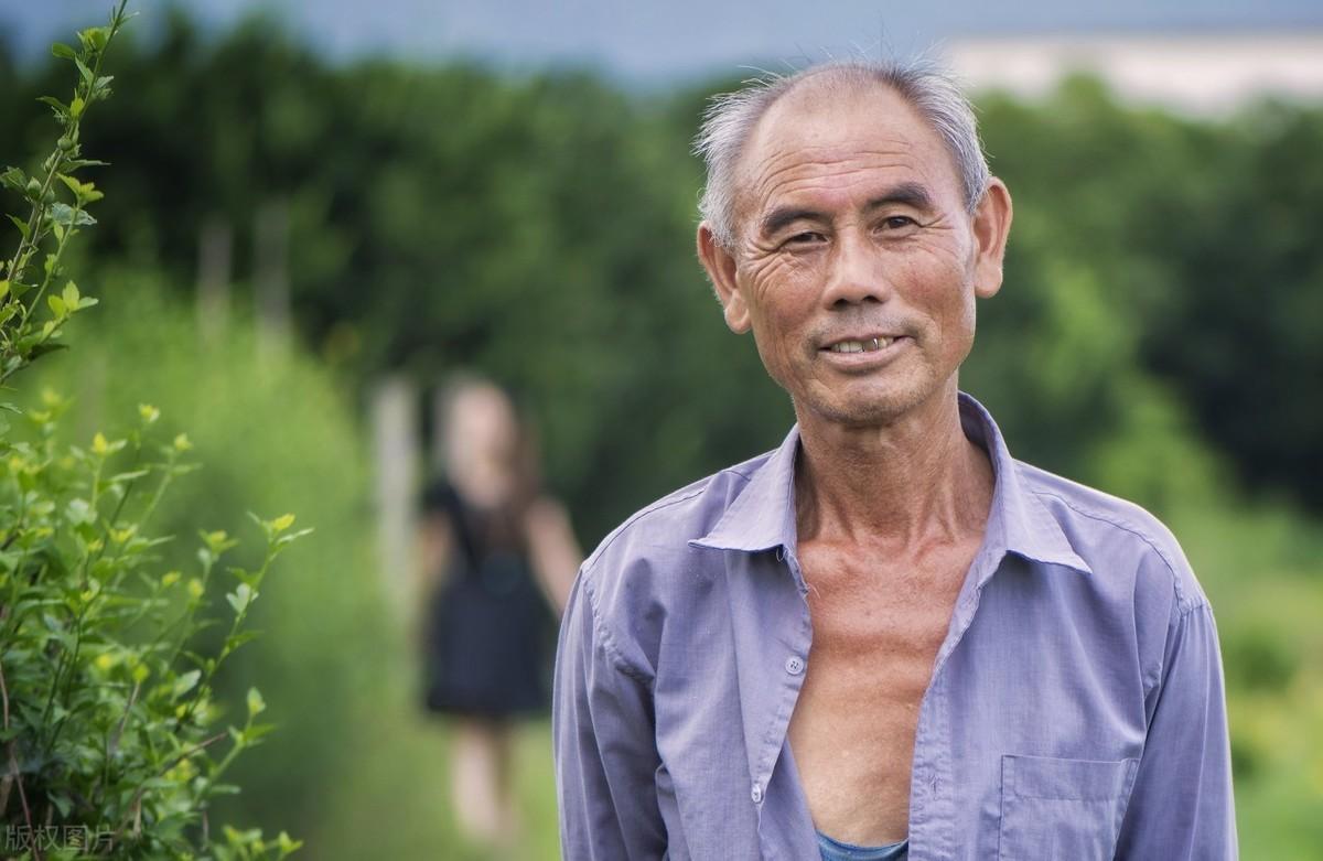 女孩父亲一脚踢飞男孩，解决孩子间争执的方法