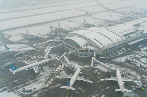 山东航空一航班在大雪天气中硬核飞行，提前抵达目的地。