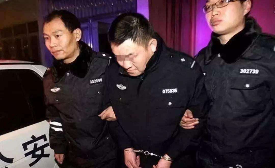 男子冒充警察与3名女子恋爱