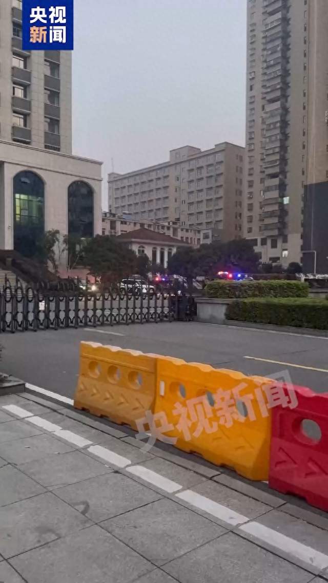 押送李铁的警车进入法院