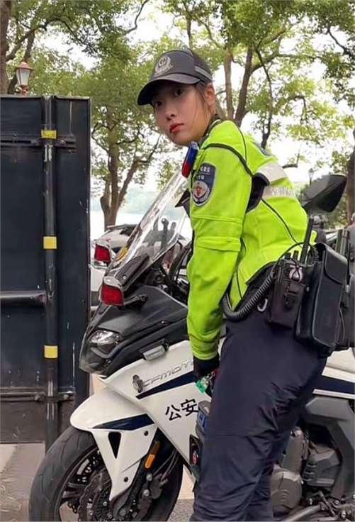 杭州女骑警神似贾静雯