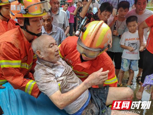 一场悲剧，两个孩子被卡在一个墙缝里