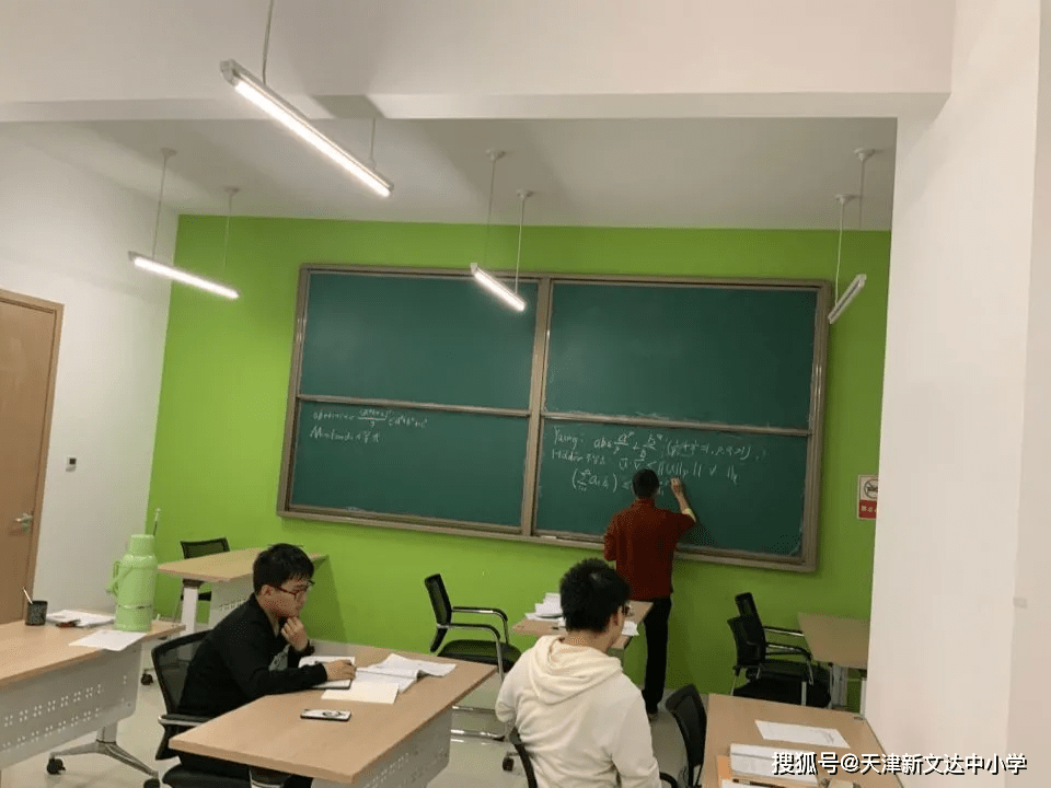 成都石室成飞中学学霸就餐区引发争议，学校已道歉。