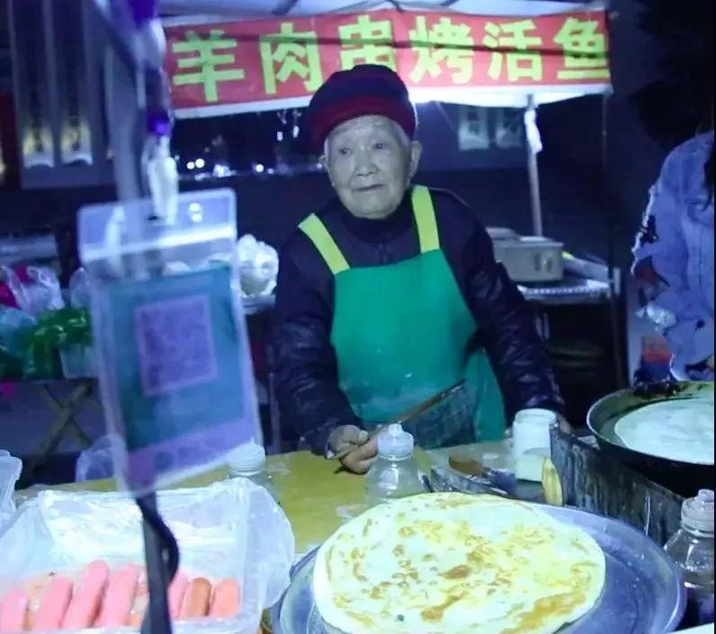 90岁奶奶寒冬摆摊，年轻人需警醒