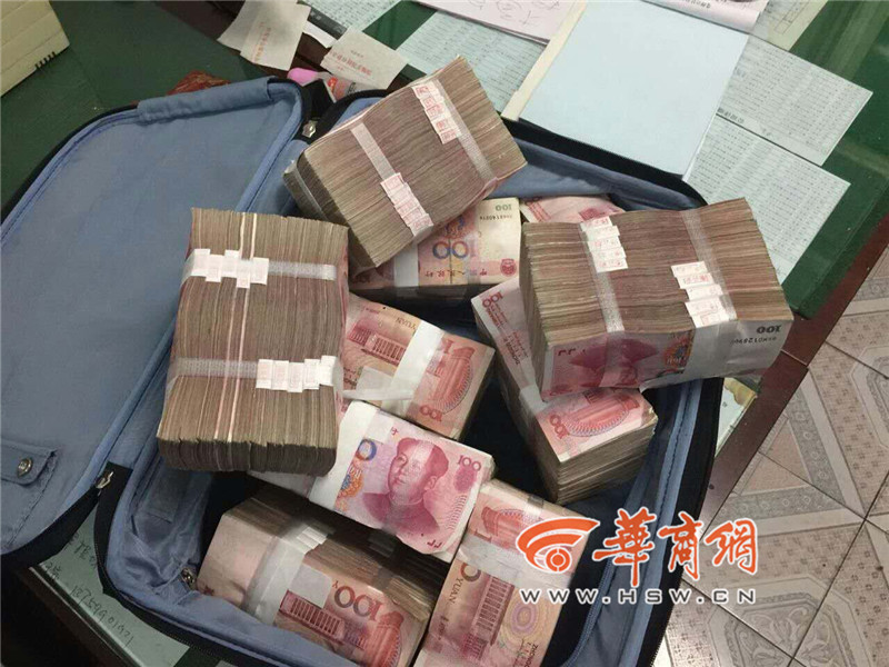 网约车冲进派出所，百元大钞一箱