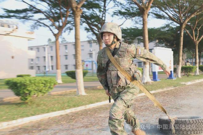 清华女硕士二次入伍被授衔中尉